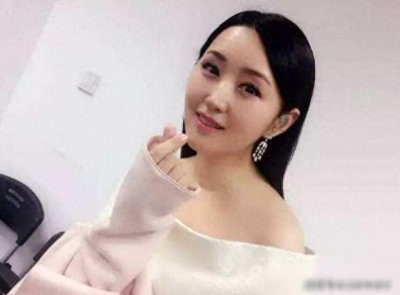 ​杨钰莹“真人”长啥样？看到无美颜的照片后，网友：确定是49岁