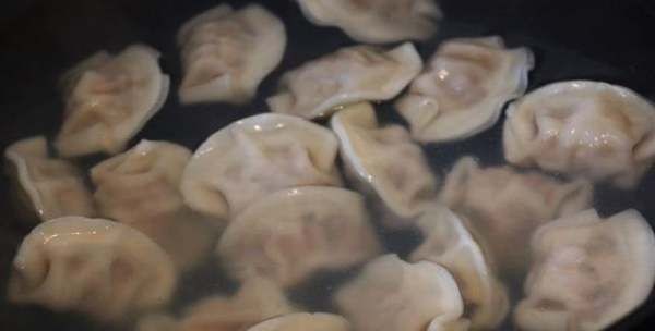 速冻水饺怎么煮,如何正确煮速冻饺子图5