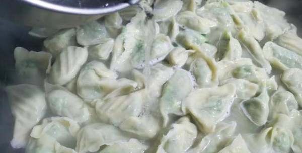 速冻水饺怎么煮,如何正确煮速冻饺子图4