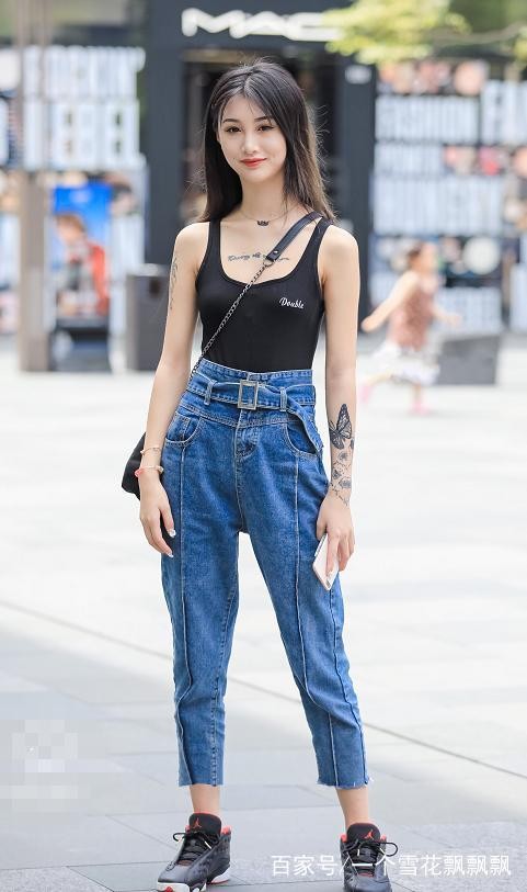 街拍：图六性感女神真时尚，人家穿渔网袜，她把渔网穿脚上