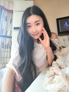 ​LOL“最丑”女主播阿怡是怎么火的？网友：不卖骚，不膨胀！