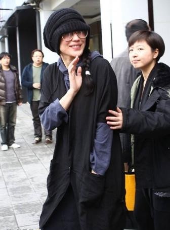 媒体大亨杨登魁葬礼，女儿大小S痛哭，罗志祥未参加被批忘恩负义！