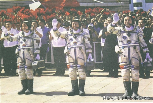 （13）太空女英雄刘洋老照片，图6刘洋被誉为“航天一姐”