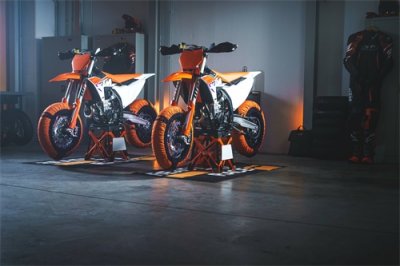 ​KTM 2023 新一代公路越野赛车 450 SMR 户外特写