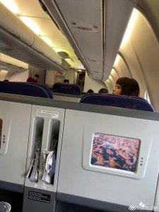 ​坐没坐相？演员梅婷飞机上脚踩显示屏被拍，本人回应致歉