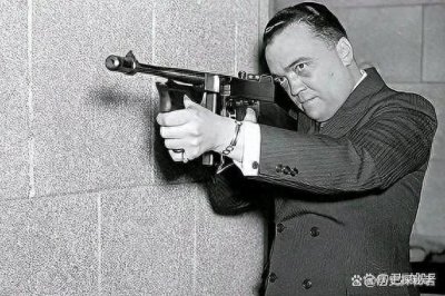 ​美国第一间谍：胡佛如何在八位总统中掌控FBI？