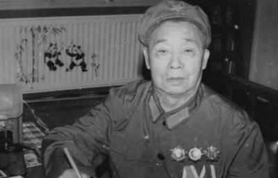 ​开国少将贺东生去世后，妻子却对两个孩子说：他不是你们亲生父亲