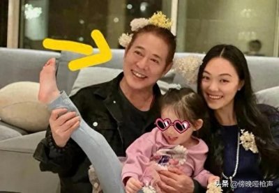​李连杰近照曝光，网友：像老奶奶抱着向佐女儿一样