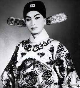 ​同床共枕并生一子，妻子竟是男人？时佩璞瞒天过海隐藏男儿身20年