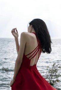 ​米兰电影节影后童苡萱分享写真，红色背心裙海边秀挺拔身材