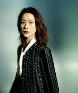 ​“国民媳妇”海清近照惊艳！留长发秀蛮腰，与被拍抽烟时状态大变