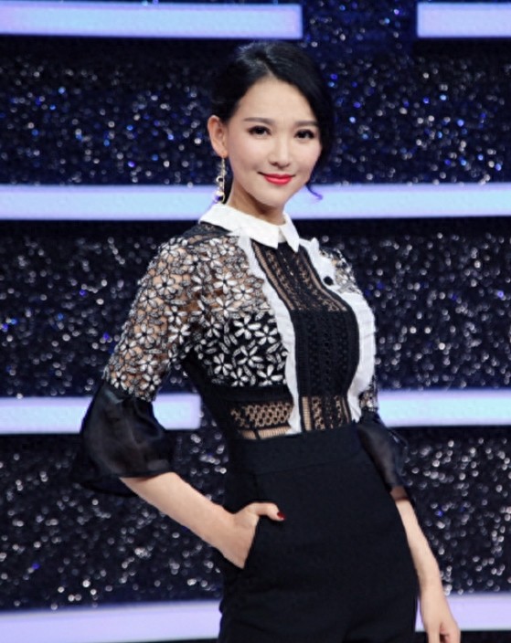 亚丽，浙江卫视最优秀的主持人之一，穿衣搭配起来果然很有气质