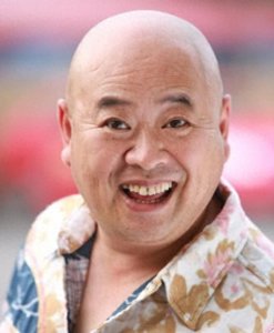 ​59岁王晓曦结识赵本山走红，娶娇妻像父女，夫妻生活他3个字回应