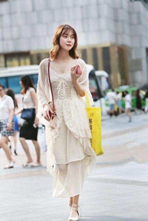 街拍：夏日街头的时尚美女，长发飘飘，搭配也很好，让人移不开眼