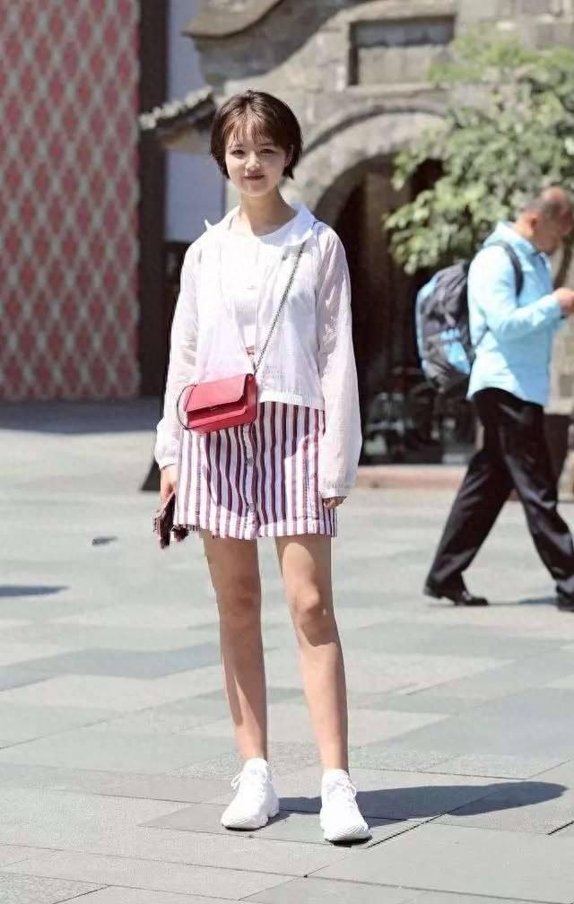 街拍：夏日街头的时尚美女，长发飘飘，搭配也很好，让人移不开眼