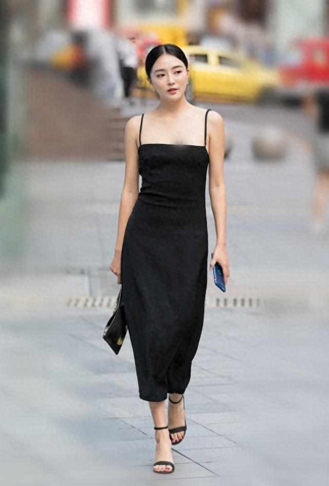 街拍：夏日街头的时尚美女，长发飘飘，搭配也很好，让人移不开眼