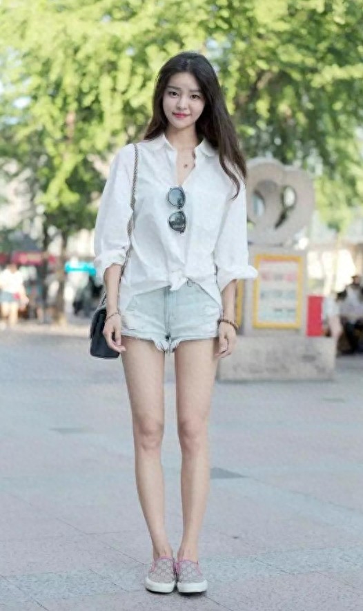 街拍：夏日街头的时尚美女，长发飘飘，搭配也很好，让人移不开眼