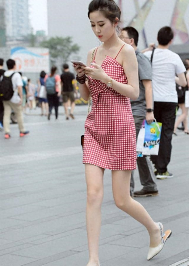街拍：夏日街头的时尚美女，长发飘飘，搭配也很好，让人移不开眼