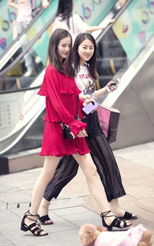 街拍：夏日街头的时尚美女，长发飘飘，搭配也很好，让人移不开眼