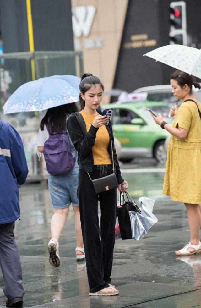 街拍：夏日街头的时尚美女，长发飘飘，搭配也很好，让人移不开眼