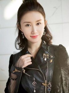 ​32岁舒畅终于脱单？与中年男子牵手回酒店，感情状况一度成谜