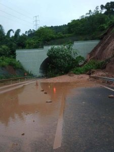 ​成安渝高速龙泉山隧道附近塌方 重庆往成都方向需经二绕分流