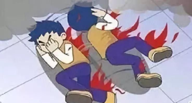 如果身上着火了，应该怎么处理，A快速逃跑B扑倒在地，就地打滚儿，C脱掉衣服