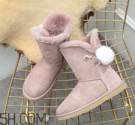 穿雪地靴要穿袜子吗？雪地靴要光脚穿才保暖吗？