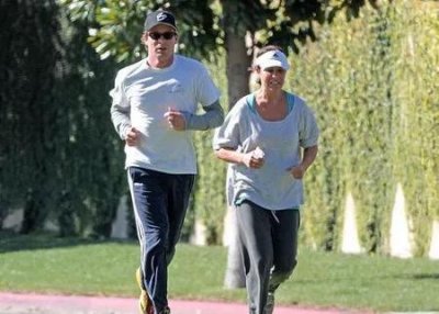 ​晨跑到底要不要空腹(早上空腹跑还是吃了饭跑)