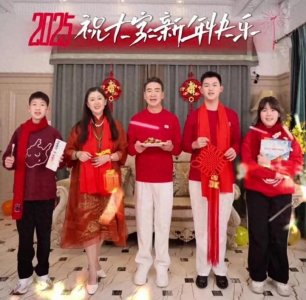 ​71岁寇振海夫妇晒幸福，娇妻小21岁，三子同框引热议！