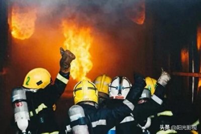 ​山东菏泽一仓库爆炸，数栋房屋被大火吞噬！