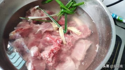 ​吃完的榴莲壳不要丢，拿来和排骨一起炖，味道鲜美又滋补超好喝