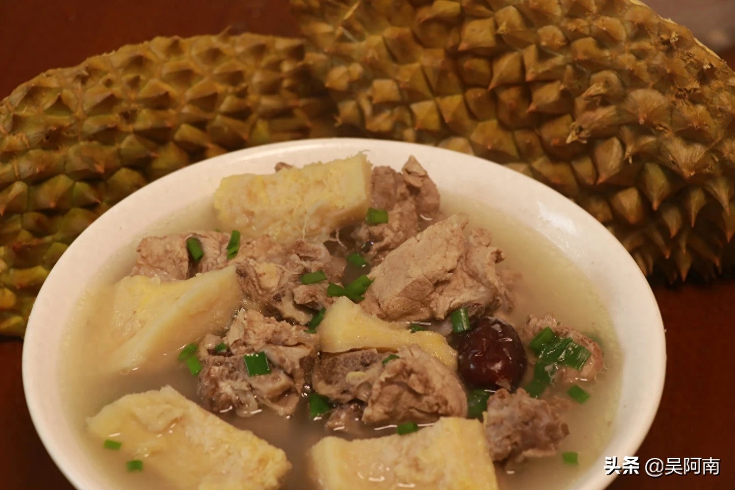 吃完的榴莲壳不要丢,拿来和排骨一起炖,味道鲜美又滋补超好喝