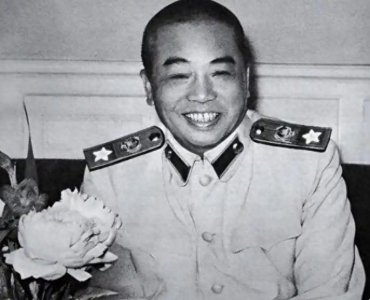 ​彭总视察哈军工，晚饭时看到一学员，责问陈赓：他有什么资格坐这