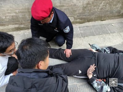 ​武当山金顶，游客躺倒在地，志愿者用轿子将其抬至索道