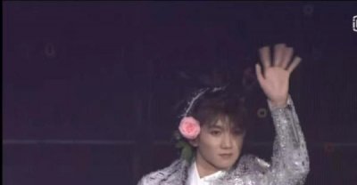 ​王源南京演唱会出现意外，不明物体掉落吓坏王源