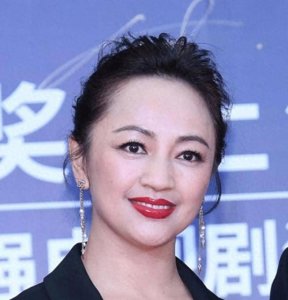 ​罗海琼：37岁嫁给华谊总裁，婚后生下两女，现在一家四口其乐融融
