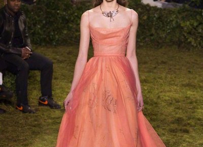 ​昏暗灯光下他在车里强行占有我 事后我却沉溺在他怀抱无法自拔