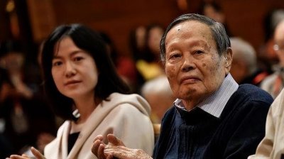 ​翁帆的现任丈夫是谁(2004年28岁翁帆嫁给82岁杨振宁，为爱相守18年，家人全