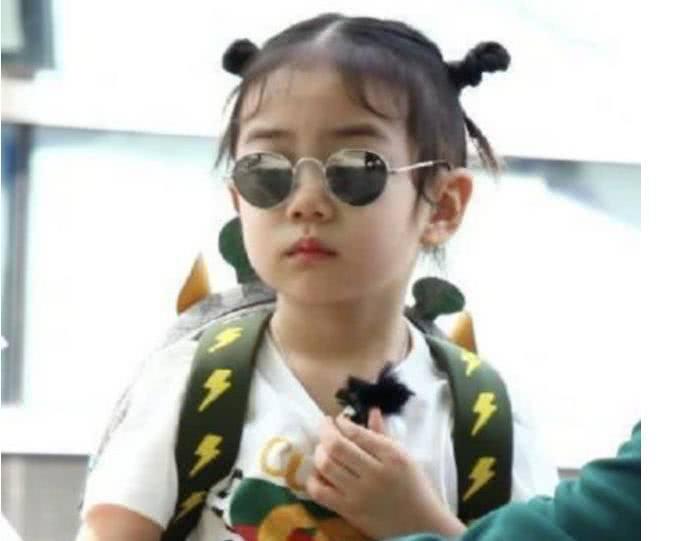 整没整容看孩子，戚薇大方承认割双眼皮，戚薇女儿的下巴真相了