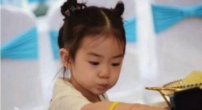 ​整没整容看孩子，戚薇大方承认割双眼皮，戚薇女儿的下巴真相了