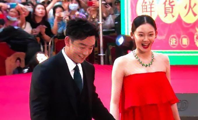 郑凯携新婚妻子首次亮相,全程拉着苗苗的手,简直乐成了一朵花