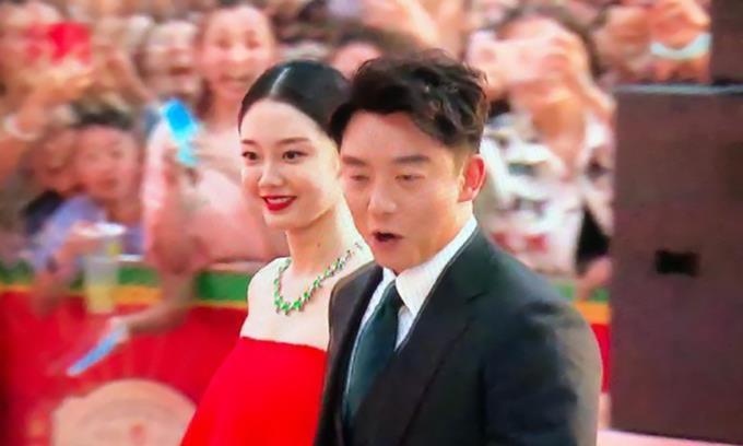 郑凯携新婚妻子首次亮相,全程拉着苗苗的手,简直乐成了一朵花