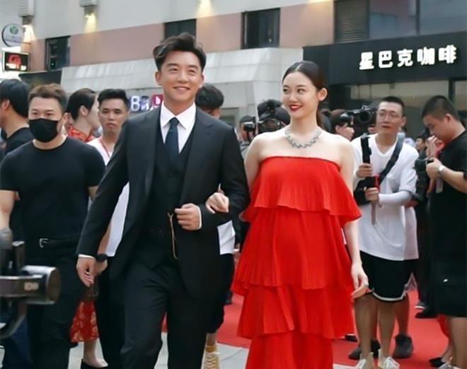 郑凯携新婚妻子首次亮相,全程拉着苗苗的手,简直乐成了一朵花