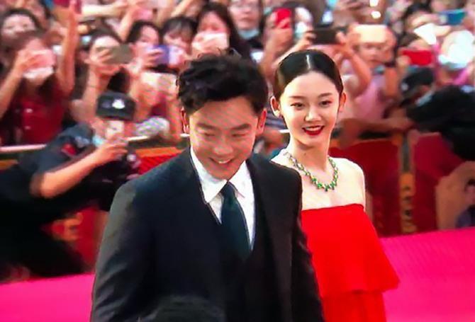 郑凯携新婚妻子首次亮相,全程拉着苗苗的手,简直乐成了一朵花