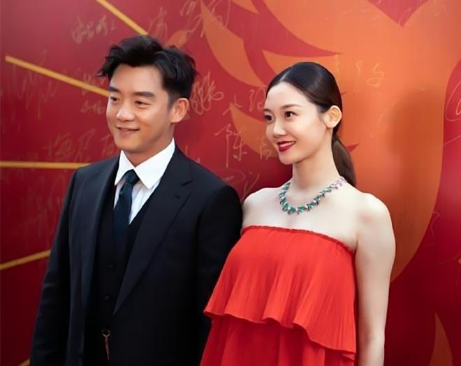 郑凯携新婚妻子首次亮相,全程拉着苗苗的手,简直乐成了一朵花