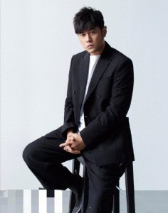 ​41岁周杰伦p图还显胖，紧身裤显小腿粗壮，网友：屏幕装不下