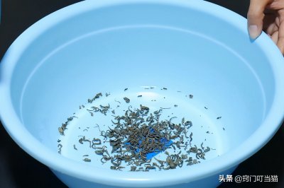 ​黑色新裤子掉色严重怎么办？教你一个“土方法”，洗得干净不褪色