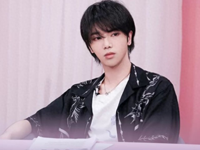 最新唱片销量排行榜，坤坤榜上无名花花仅排第二，看到榜首：恭喜