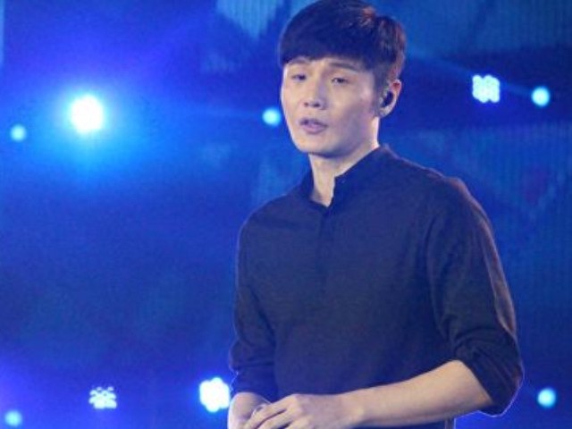 最新唱片销量排行榜，坤坤榜上无名花花仅排第二，看到榜首：恭喜